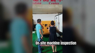Klanten inspecteren de machines ter plaatse, terwijl professionals gedetailleerde introducties geven.